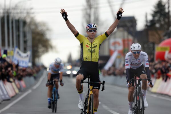 Wout van Aert vyhral klasiku Kuurne-Brusel-Kuurne po 87-kilometrovom úniku s dvoma jazdcami