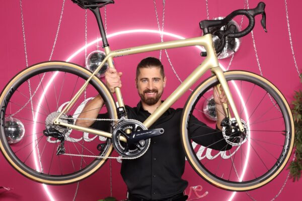 Bicykel s podpisom Petra Sagana sa podarilo vydražiť za viac ako 13-tisíc eur