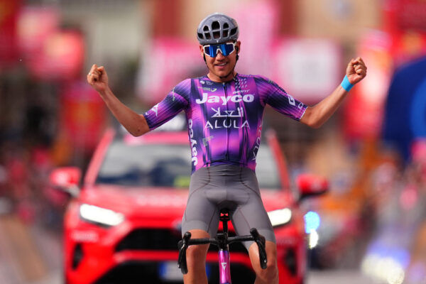 Dlhé boje o únik a 45-kilometrové sólo. Luke Plapp vyhral ôsmu etapu Giro d’Italia, Ulissi ide do ružového dresu
