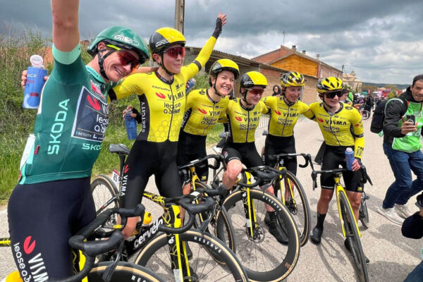 Marianne Vos zúžitkovala skvelú prácu Viki Chladoňovej aj Imogen Wolff a v extremne tesnom šprinte vyhrala šiestu etapu Vuelty
