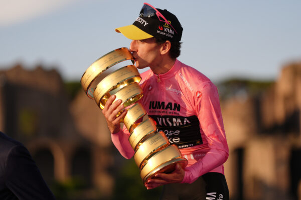 Ako „neviditeľný“ Simon Yates vyhral Giro d’Italia a jeho dokonalá pomsta na legendárnom Colle delle Finestre