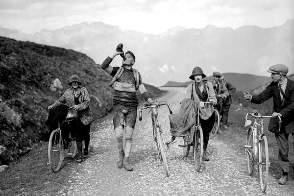Cigarety, alkohol, kokaín aj nebezpečné stimulanty. Príbeh vzniku Tour de France v roku 1903