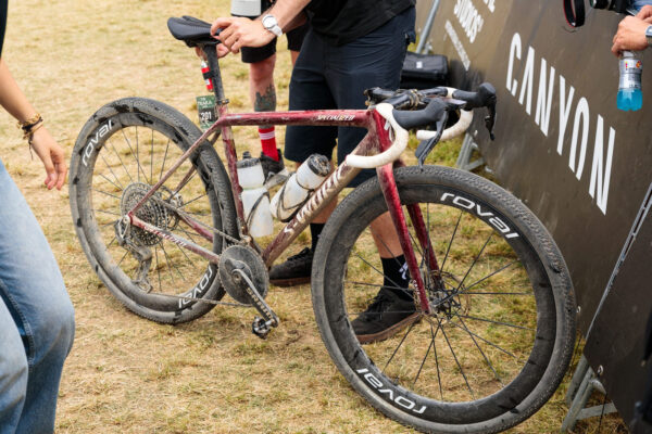 Specialized Crux Sofíe Gómez Villafañe ukazuje, že na víťazstvo na 200 km gravel pretekoch netreba aero bicykel